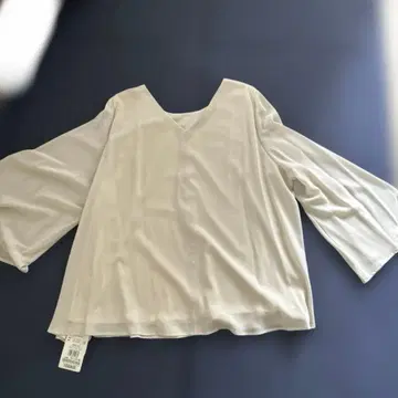 INDIVI 아이보리 V넥 플레어 슬리브 상의