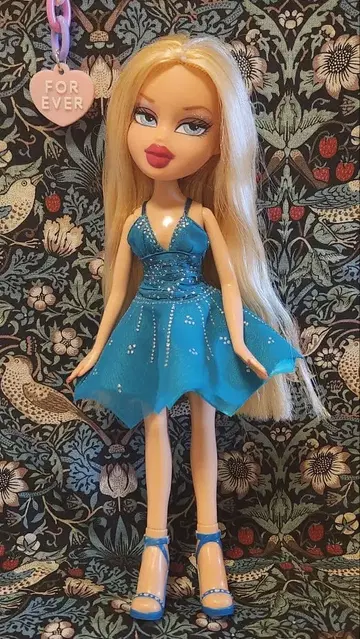 Bratz 인형 금발 롱 헤어 원피스와 신발이 포함된 Cloe