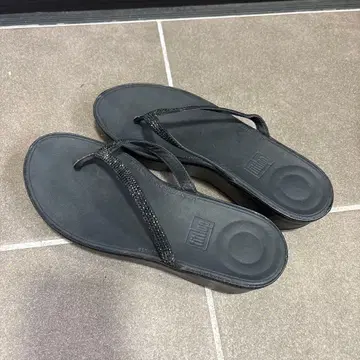fitflop 비쥬 장식 블랙 샌들
