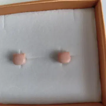 VERITE 고양이 귀 모양 핑크 귀걸이 쉘 (조개) K10 금