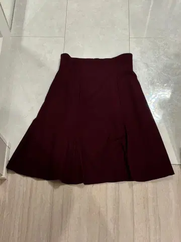 새상품 미사용 와인 레드 플레어 스커트