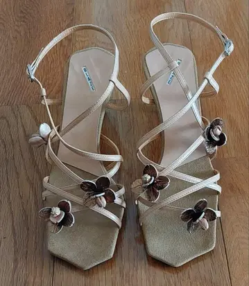 BLAZE 플라워 장식 크로스 스트랩 베이지 샌들 22.5cm