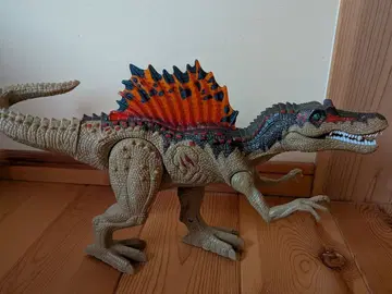 스피노사우루스 피규어 빛나는 등지느러미
