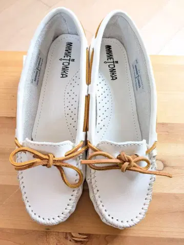 MINNETONKA 화이트 모카신