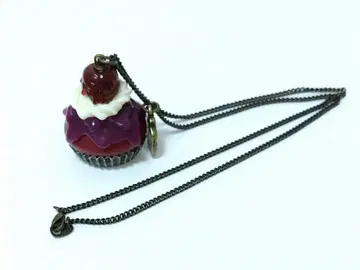 Q-pot. 포이즌 애플 케이크 목걸이