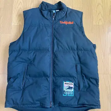 UNDEFEATED 블랙 다운 베스트