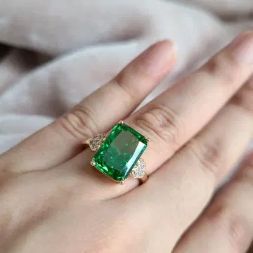 아이스컷의 인공 에메랄드 반지