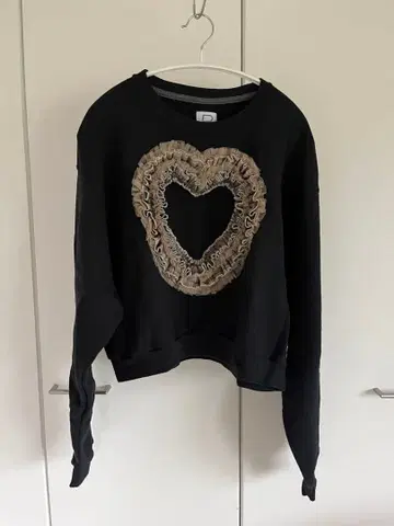 하트형 프릴 블랙 맨투맨