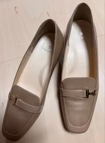 베이지 로퍼 중간 굽 금장 장식 포함