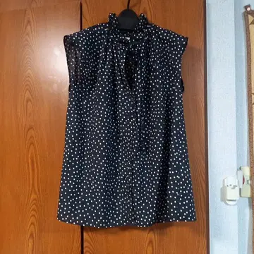 이에나 물방울 패턴 슬리브리스 튜닉