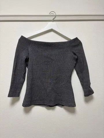 ZARA 다크 그레이 오프숄더 T셔츠 M