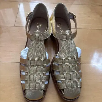 PASCUCCI 파스쿠치 구르카 샌들 38 골드