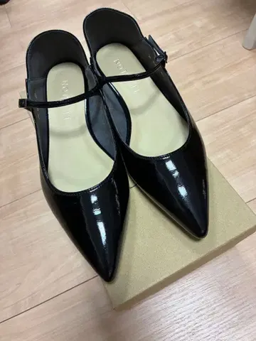 LETALON 원 스트랩 포인트 투 플랫슈즈 블랙