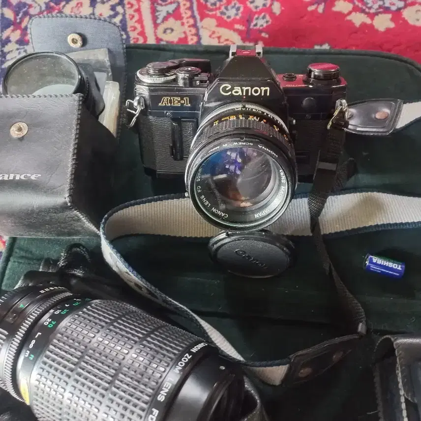 Canon AE1 블랙 바디 카메라와 렌즈 2개등