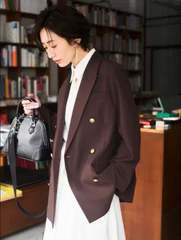 택 포함 Mila Owen 금장 버튼 더블 브레스트 롱 블레이저 브라운