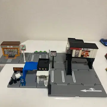 토미카 스시로, 세븐일레븐, 파출소