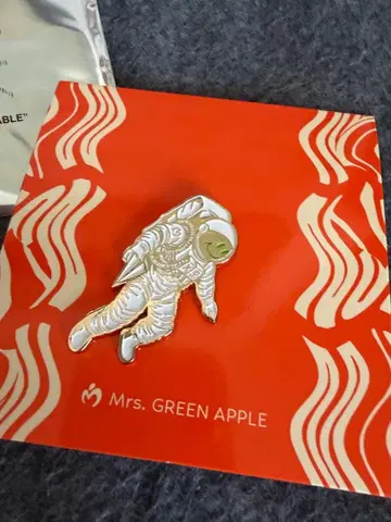 젠진 이뮤터블 랜덤 핀 배지 핀즈C 미세스 그린애플