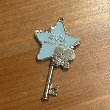 키키라라 40주년 기념 열쇠 모양 키링