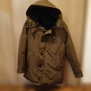 카키색 퍼 달린 모즈 코트 다운 자켓