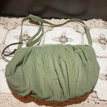 카키 개더 숄더백