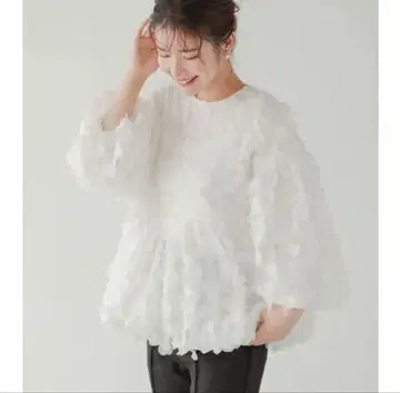 미사용 새상품 Fit more 플라워 모티브 롱 슬리브 상의