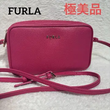 미사용에 가까운 현행 훌라 릴리 숄더백 카메라백 봄 컬러