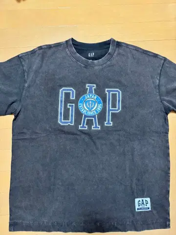 GAP 다크 그레이 로고 T셔츠 30주년