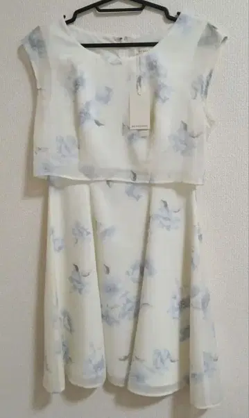 BE RADIANCE 슬리브리스 원피스 꽃무늬