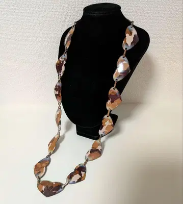 브라운 베이지 카모 패턴 하트 모티브 펜던트 메탈제