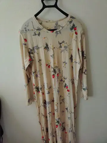 Agatamoda 딸기 무늬 홈웨어 긴팔 베이지 실크 100%