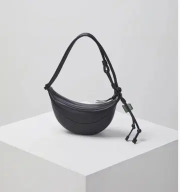 Archivepke Small fling bag black 하프문형