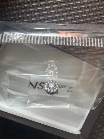 AVALANCHE 크리스탈 스터드 귀걸이