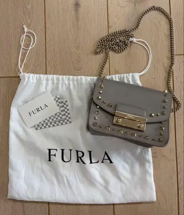 훌라 메트로폴리스 스터드 체인 숄더백 사선 크로스백