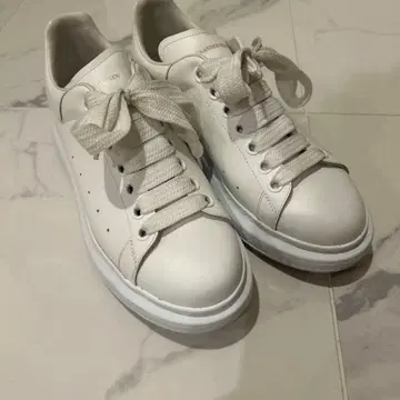 ALEXANDER McQUEEN 화이트 스니커즈 39