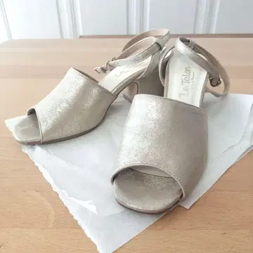 Le Talon 골드 오픈토 샌들 M