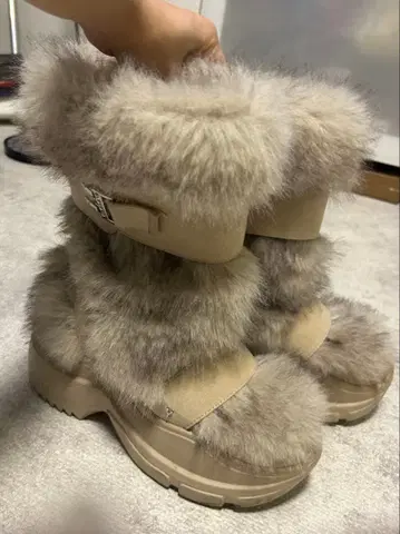 Yello 퍼 달린 베이지 캐주얼 부츠