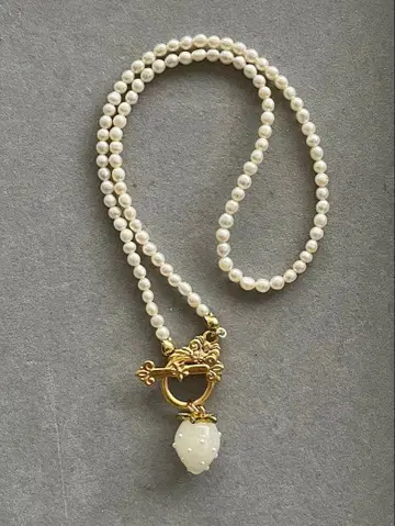 딸기와 담수 진주 목걸이