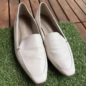 LE TALON 아이보리 인조 가죽 로퍼