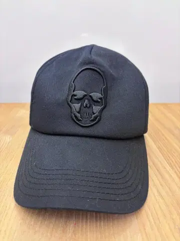 루시안 페라피네 스컬 블랙 캡