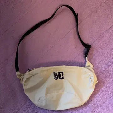 니들스 DC 콜라보 숄더백