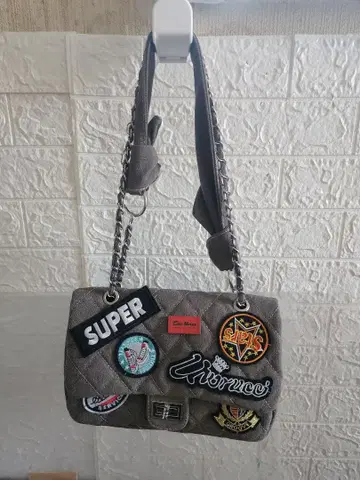 그레이 퀼팅 숄더백 와펜 포함 사선 크로스백