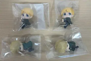 진격의 거인 피규어 세트.