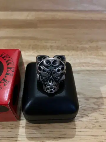 텐더 로인 보르네오 스컬 반지