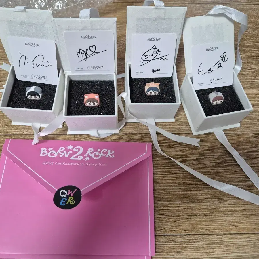 QWER 2nd Anniversary Pop-up Limited Rock Voice Keyring Hina Member