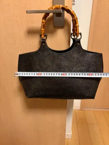 엠보싱 가공 블랙 가죽 핸드백 대나무 핸들