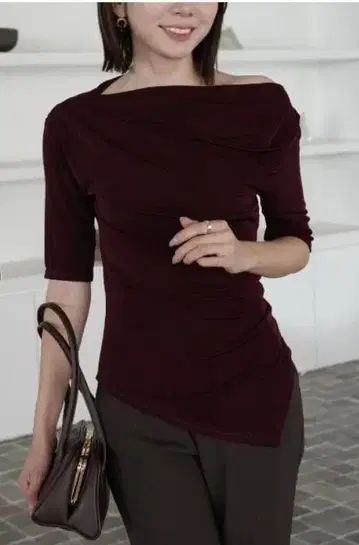 Anuans 버건디 드레이프 디자인 반팔 상의