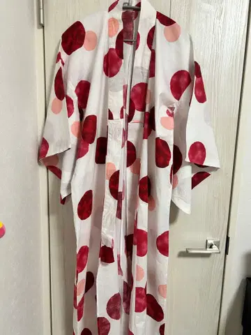 물방울 무늬 유카타와 리본 오비 세트