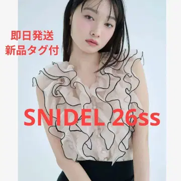 SNIDEL 스나이델 26ss 신상 슬리브리스 프릴 블라우스 BEG