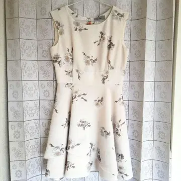 리랜드트루 꽃무늬 슬리브리스 원피스