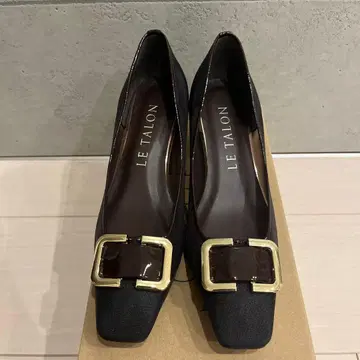 LE TALON 브라운 버클 펌프스